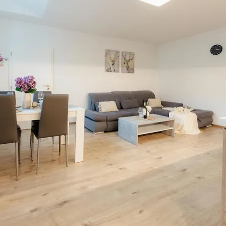 Апартаменты Grosslingova Old Town Retreat