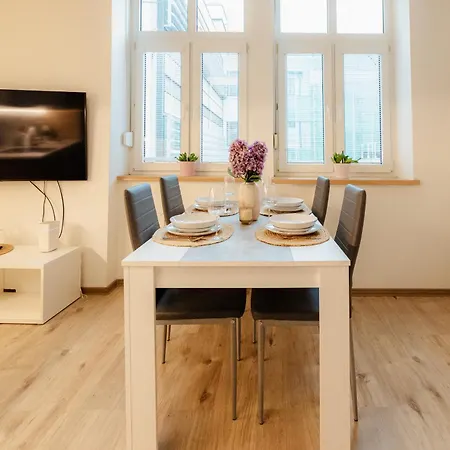 Grosslingova Old Town Retreat דירה